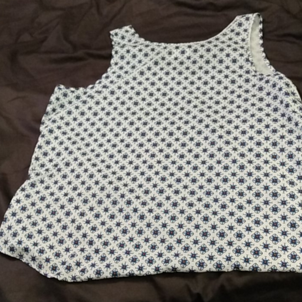New condition blouse. - Picture 3 of 3
